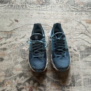 On cloud running shoe